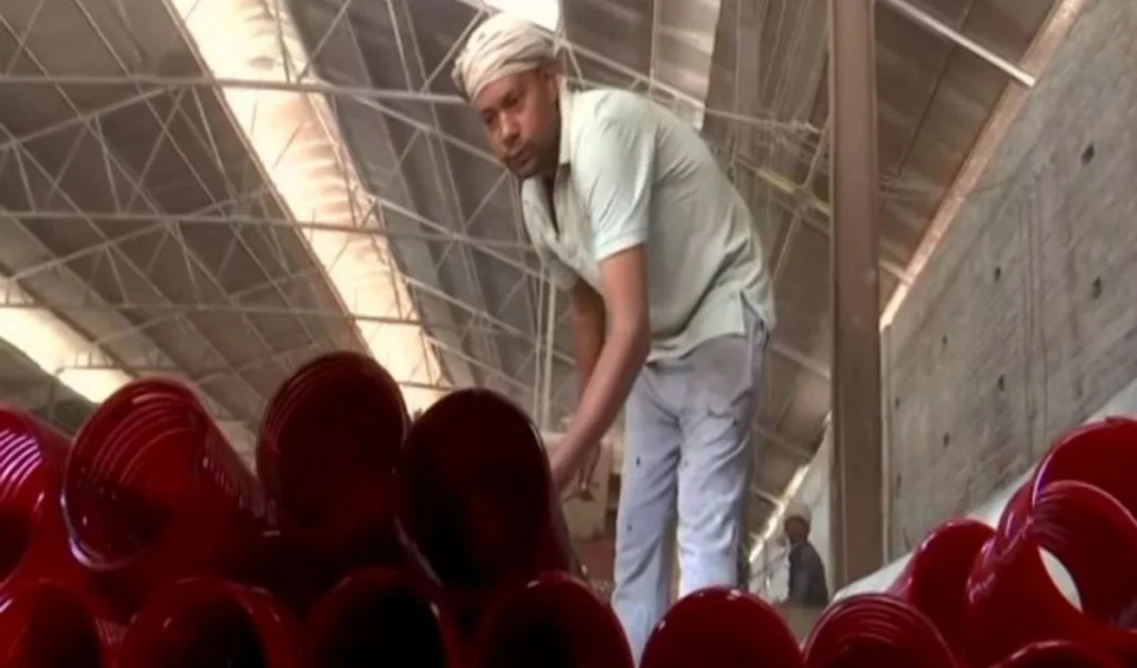 Firozabad Glass Industry पर Middle East संकट का असर, Gas की कमी से 5 लाख लोग बेरोजगार।