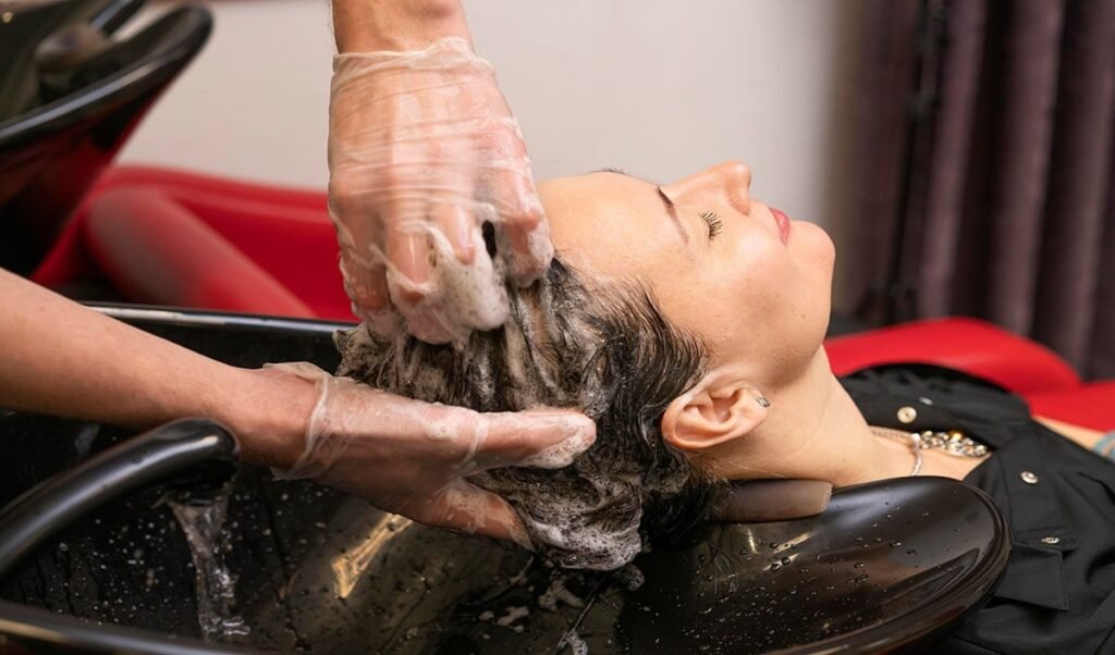 Hair Wash Timing: हेयर वॉश की सही टाइमिंग से बढ़ सकता है चेहरे का ग्लो, जानिए कब धोएं बाल