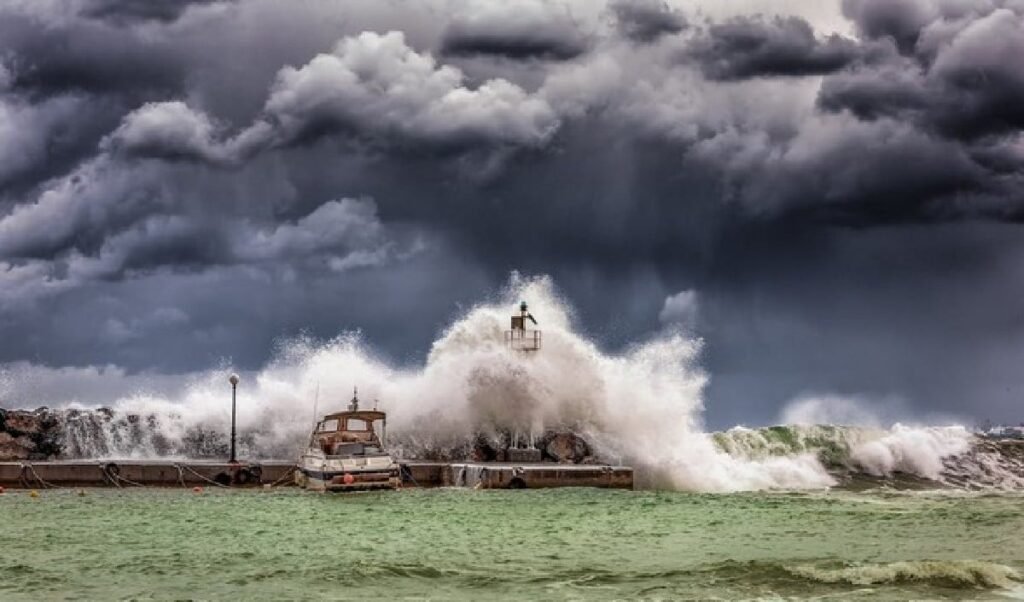Japan Earthquake: 7.5 तीव्रता के भूकंप से कांपी धरती, Tsunami Alert के बीच रोकी गईं Bullet Trains