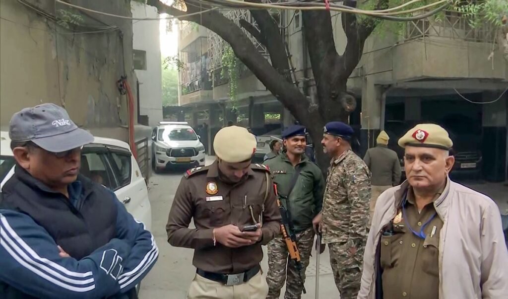 Kashmir में शिक्षा के नाम पर चल रही थी बड़ी साजिश! खुफिया रिपोर्ट के बाद तीन विश्वविद्यालयों ने लिया बड़ा एक्शन Kashmir में शिक्षा के नाम पर चल रही थी बड़ी साजिश! खुफिया रिपोर्ट के बाद तीन विश्वविद्यालयों ने लिया बड़ा एक्शन
