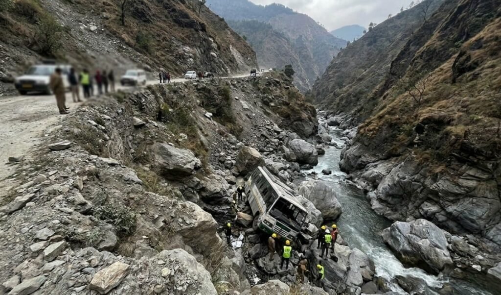 Kedarnath Highway Accident: महाराष्ट्र के तीर्थयात्रियों की कार खाई में गिरी, SDRF ने सभी 4 को जिंदा बचाया