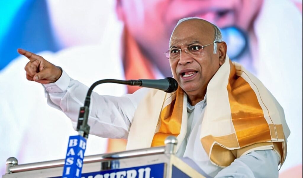 Kerala में कांग्रेस अध्यक्ष Mallikarjun Kharge का विवादित बयान!’अनपढ़ गुजराती’ वाली टिप्पणी पर भड़की BJP, कहा- ‘गुजरात माफ़ नहीं करेगा’