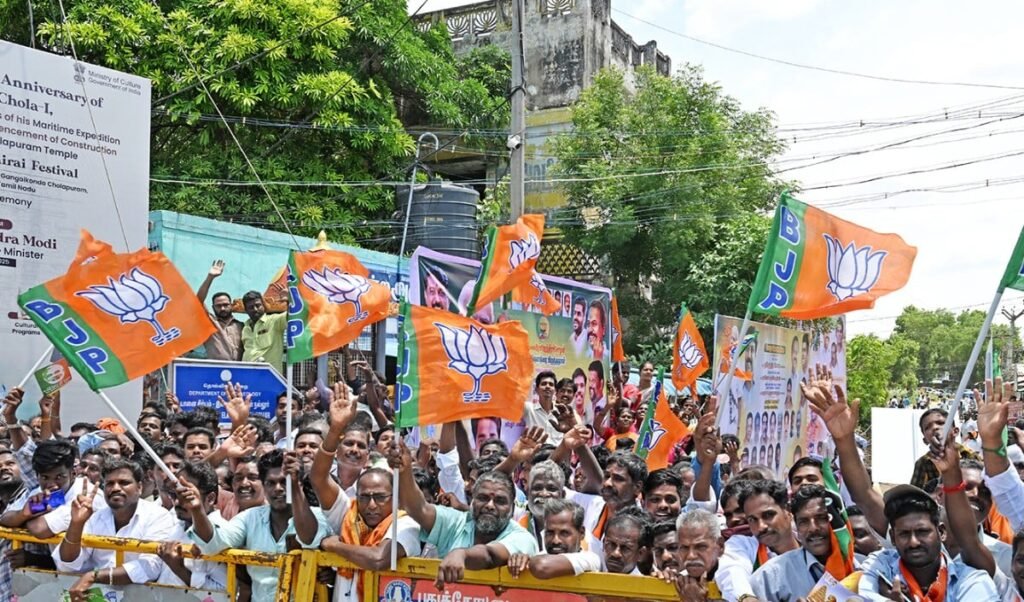 MCD पर कब्जे की जंग: BJP ने Mayor पद के लिए Pravesh Wahi पर खेला दांव, AAP ने मैदान छोड़ा