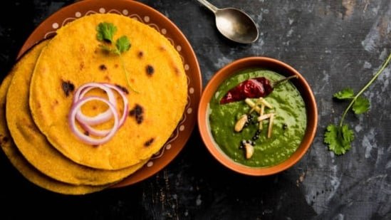 Makki Di Roti Recipe: The Perfect And Healthy Punjabi Flatbread to Serve with Sarson Da Saag Makki Di Roti Recipe: The Perfect And Healthy Punjabi Flatbread to Serve with Sarson Da Saag