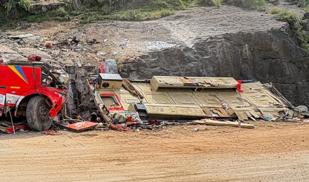 Mirzapur Road Accident | मिर्ज़ापुर में भीषण सड़क हादसा! ढलान पर ट्रक के ब्रेक फेल होने से मचा कोहराम, 11 लोगों की दर्दनाक मौत