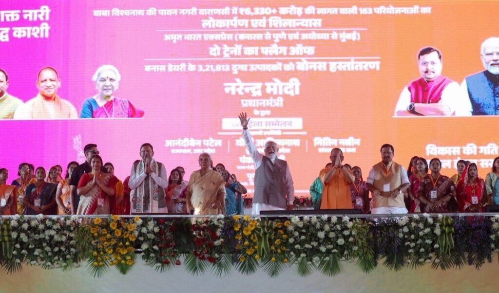 PM Modi in Varanasi Live: Varanasi में Mega Roadshow, फूलों की बारिश और ‘हर हर महादेव’ के नारों से गूंजी काशी