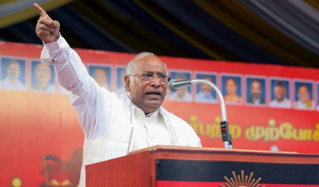 PM Modi पर ‘आतंकवादी’ टिप्पणी, Election Commission का बड़ा एक्शन, खरगे को थमाया नोटिस