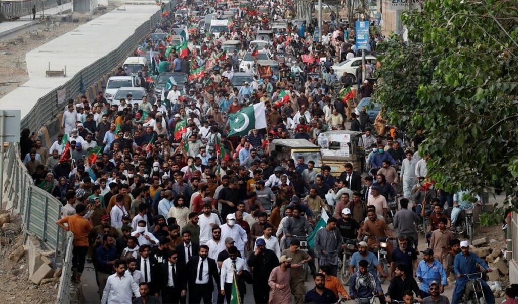 Pakistan में Petrol Price Hike से हाहाकार, कफन ओढ़कर सड़कों पर लोग, बोले- जीना हुआ मुश्किल