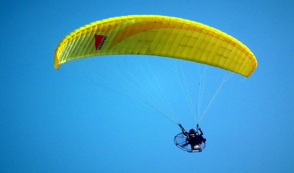 Paragliding Places In India: Summer Vacation में चाहिए Thrill? Bir Billing समेत ये हैं India के Top Paragliding डेस्टिनेशन्स