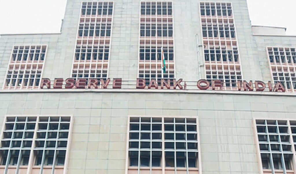 Reserve Bank of India का नकदी प्रबंधन: VRRR नीलामी के जरिए बैंकिंग प्रणाली से वापस लिए ₹2 लाख करोड़ Reserve Bank of India का नकदी प्रबंधन: VRRR नीलामी के जरिए बैंकिंग प्रणाली से वापस लिए ₹2 लाख करोड़