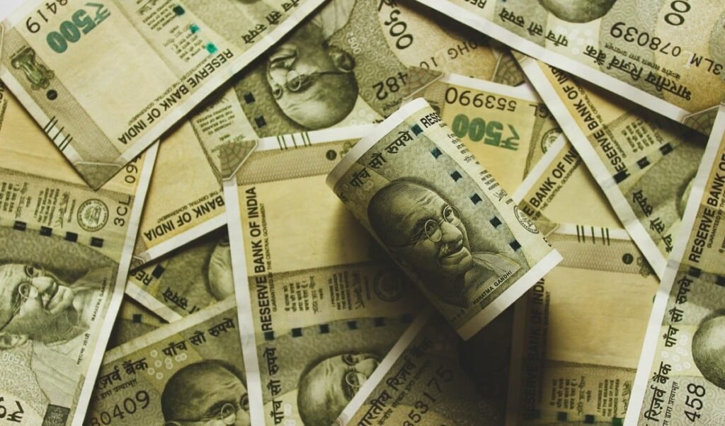 Rupee में शानदार रिकवरी: डॉलर के मुकाबले 20 पैसे की मजबूती, शेयर बाजार और शांति वार्ता की उम्मीदों ने भरा जोश Rupee में शानदार रिकवरी: डॉलर के मुकाबले 20 पैसे की मजबूती, शेयर बाजार और शांति वार्ता की उम्मीदों ने भरा जोश