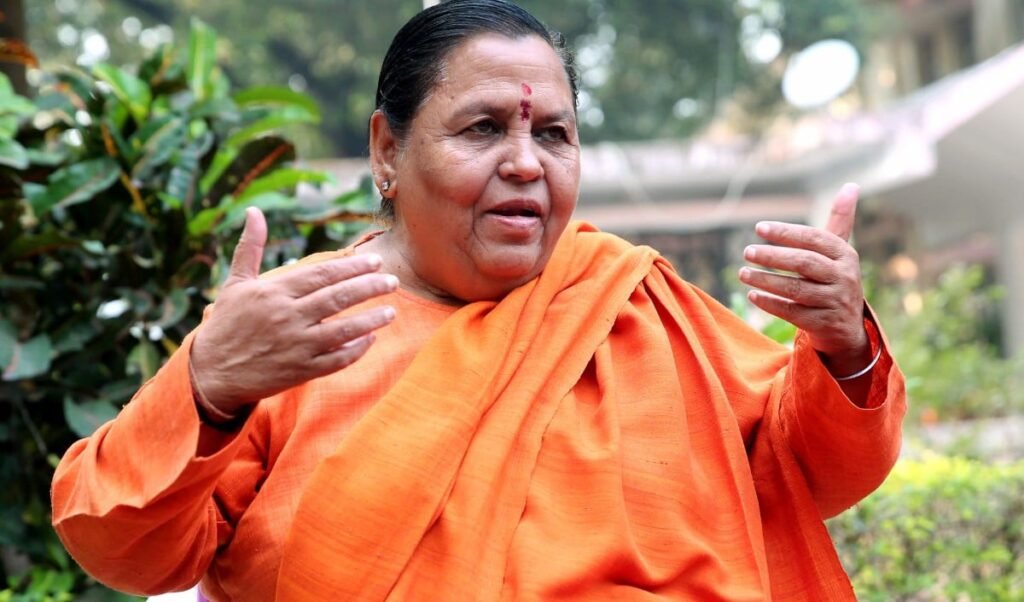 Tikamgarh: बुलडोजर एक्शन के खिलाफ सड़क पर उतरीं Uma Bharti, ठेले पर बेचा पोहा-जलेबी