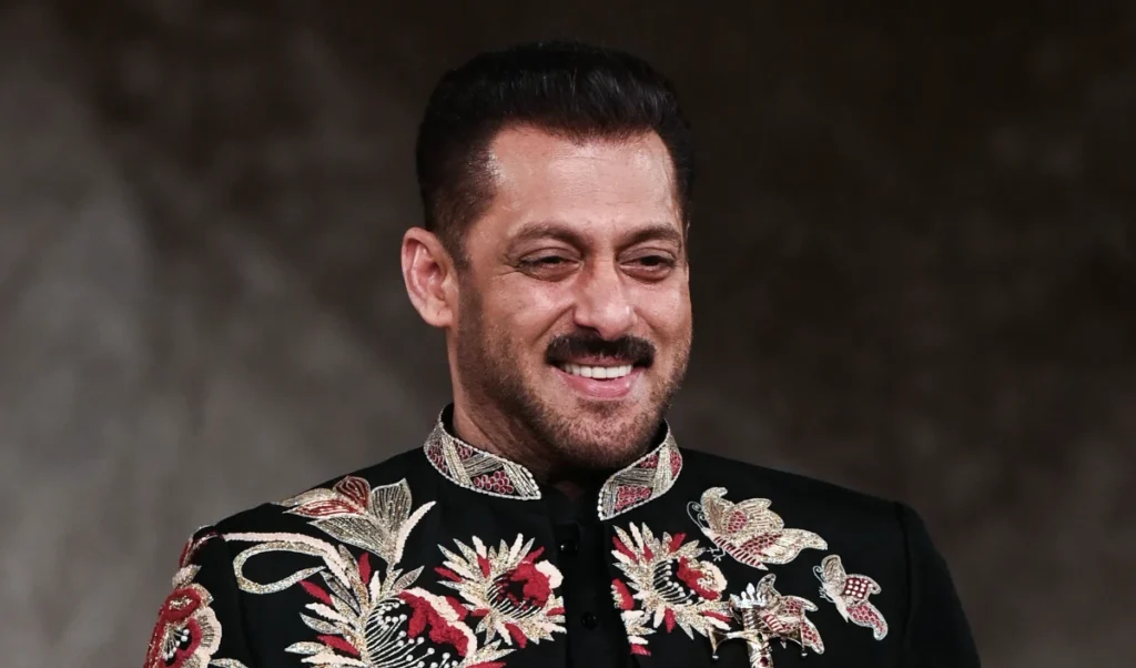 Video | मुंबई में Salman Khan को भीड़ ने घेरा! फैंस का जुनून देख नेटिज़न्स ने जताई सुरक्षा पर चिंता, वीडियो वायरल