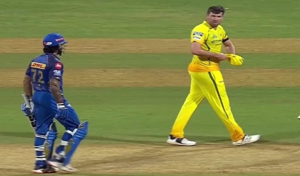Wankhede में Tilak Varma और Jamie Overton के बीच तीखी बहस, MI vs CSK मैच में हाई-वोल्टेज ड्रामा