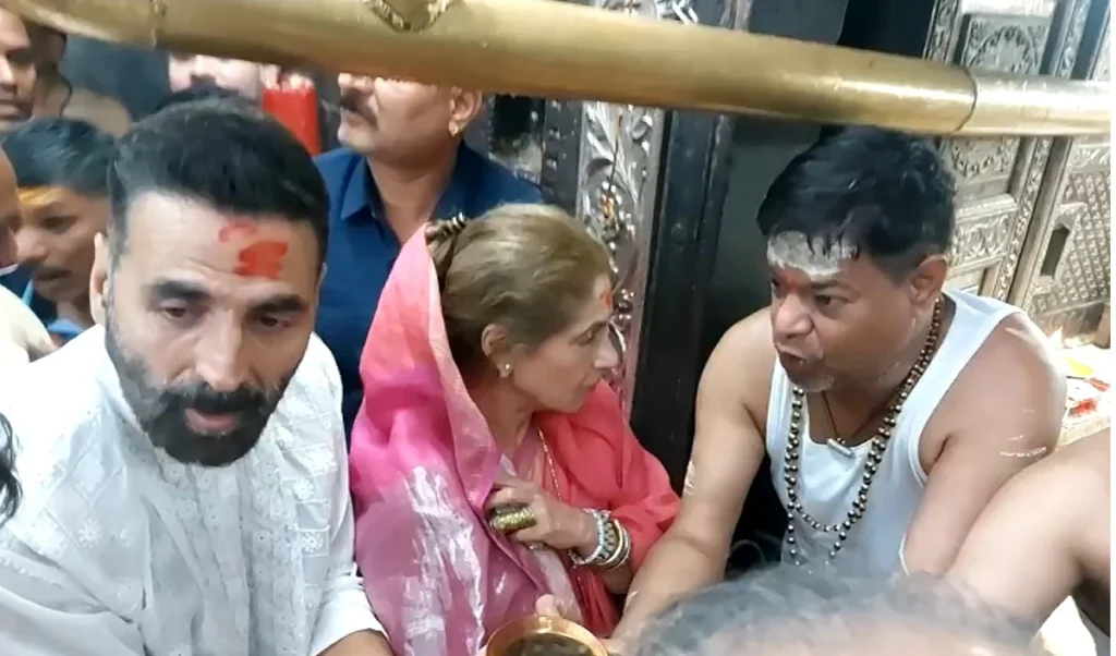 akshay kumar takes refuge at mahakal performs puja with mother in law dimple kapadia