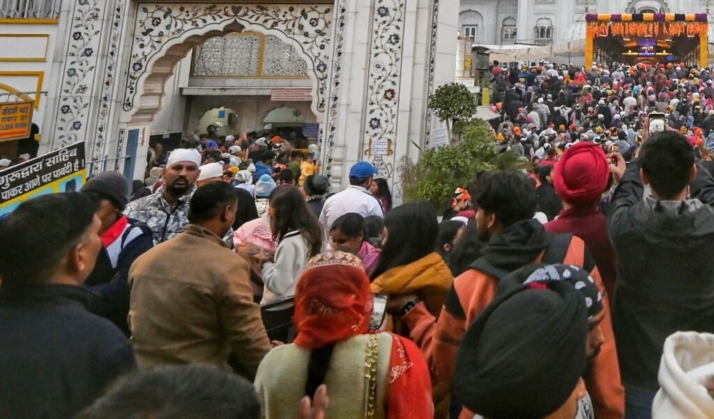 bloody clash gurdwara attacks involving kirpans guns and pepper spray 11 people left bleeding