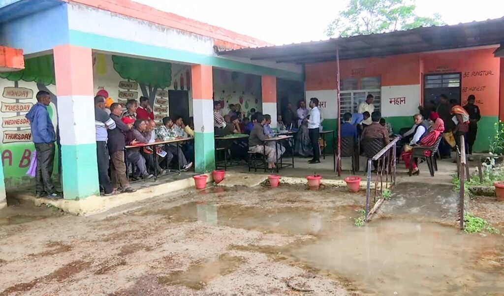 "ग्रामीण भारत के 30% स्कूलों में मैदान नहीं, कहीं झाड़ियाँ उगीं तो कहीं दबंगों का कब्ज़ा"
