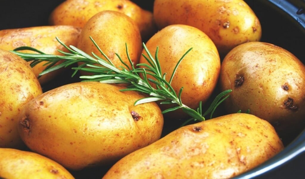 regional potato dishes from india that are full of flavor in hindi