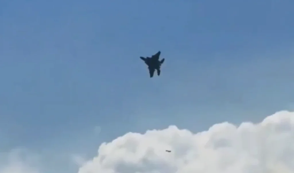 आसमान से नाचते हुए गिरा अमेरिका का खूंखार लड़ाकू विमान, उठने लगे कई सवाल!