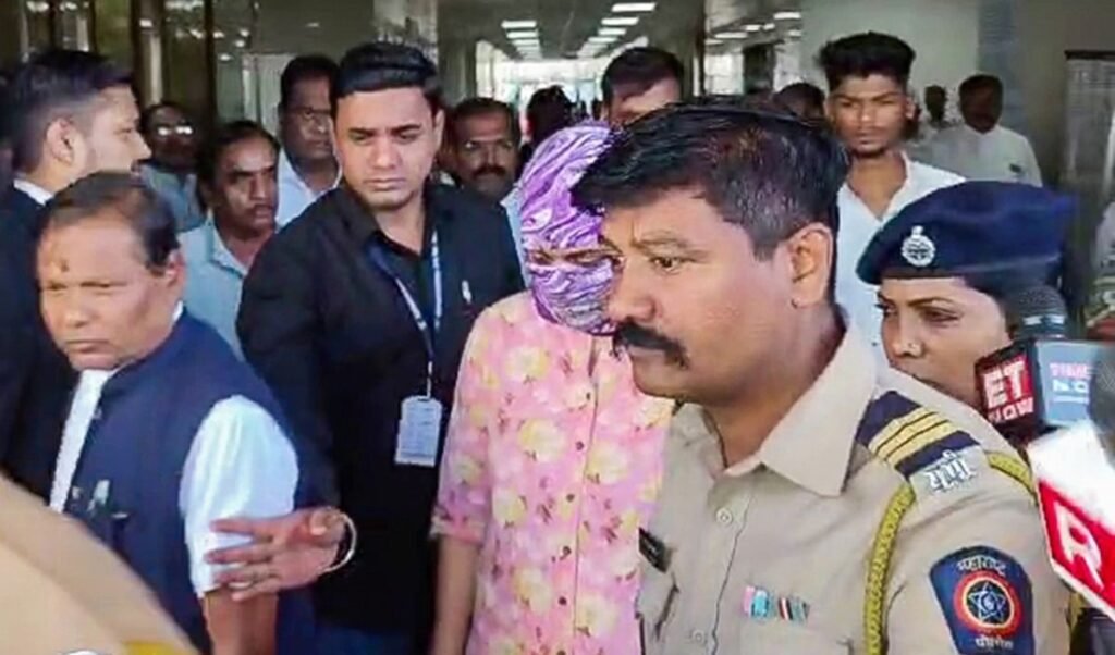 ऑफिस में मुझे नीचे छूते थे… अश्लीलता का खेल रोज खेला, मेरे भगवान को गालियां दी, नासिक कांड की वो रोंगटे खड़े करने वाली कहानी