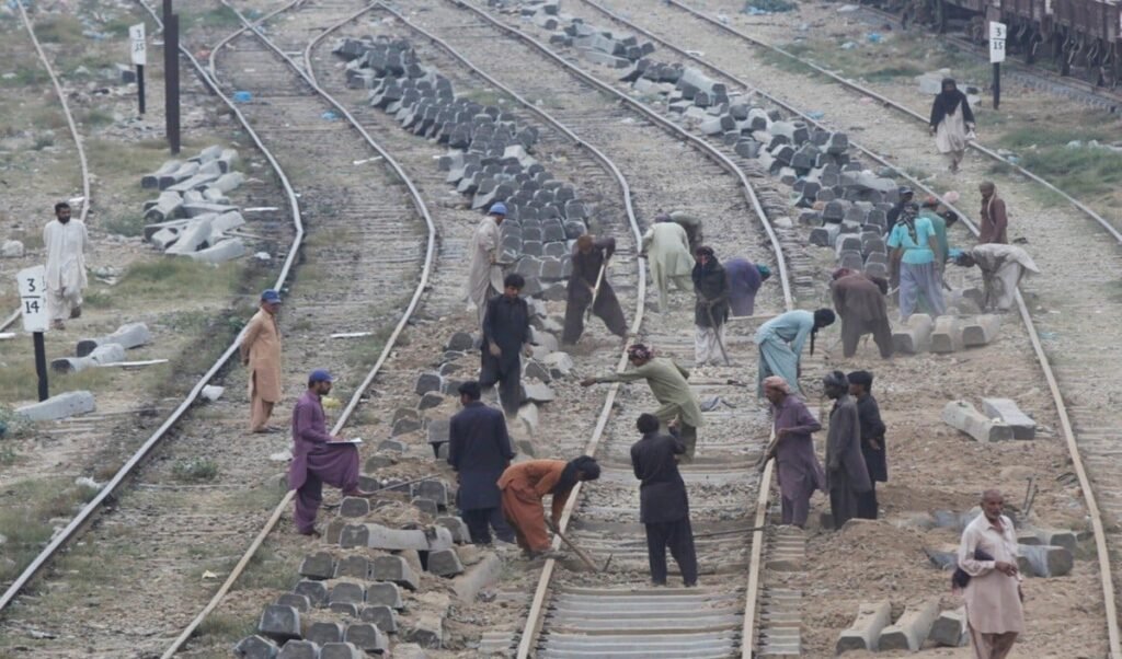 कंगाली में डूबा Pakistan Railway, Staff की कमी से पूरा Network ठप होने का खतरा