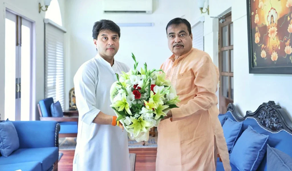 केंद्रीय मंत्री ज्योतिरादित्य सिंधिया ने नितिन गडकरी से ग्वालियर चंबल के विकास कार्यों के लेकर की विशिष्ट भेंट
