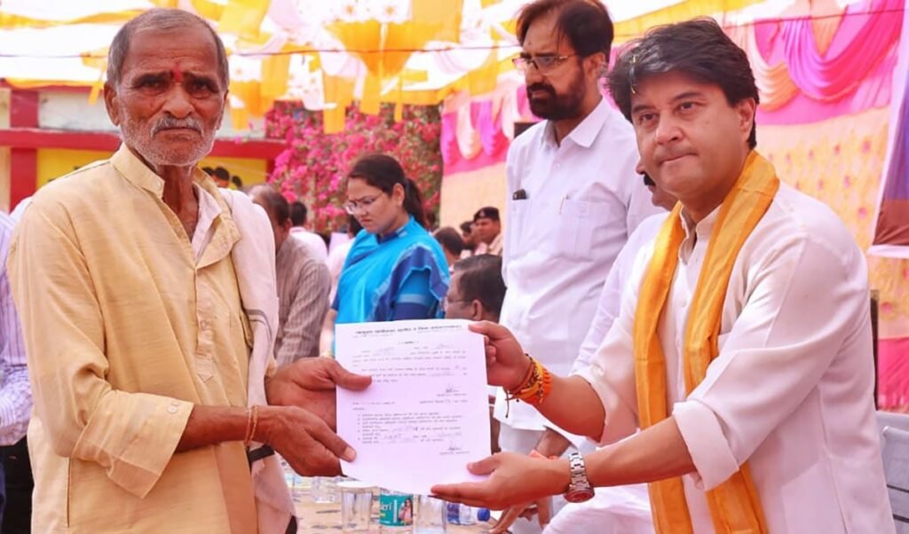 केंद्रीय मंत्री सिंधिया ने अशोकनगर विधानसभा के कचनार में की जनसुनवाई केंद्रीय मंत्री सिंधिया ने अशोकनगर विधानसभा के कचनार में की जनसुनवाई