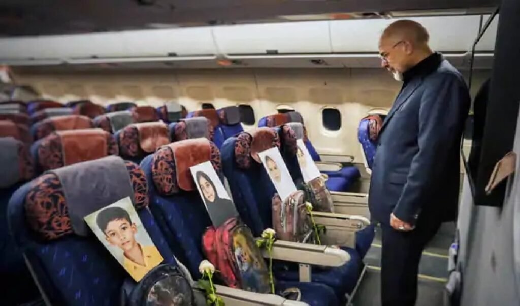 खून से सने बैग-जूते, मिनाब स्कूल में मारे गए बच्चों की तस्वीरें प्लेन में लेकर इस्लामाबाद पहुंचा ईरानी प्रतिनिधिमंडल