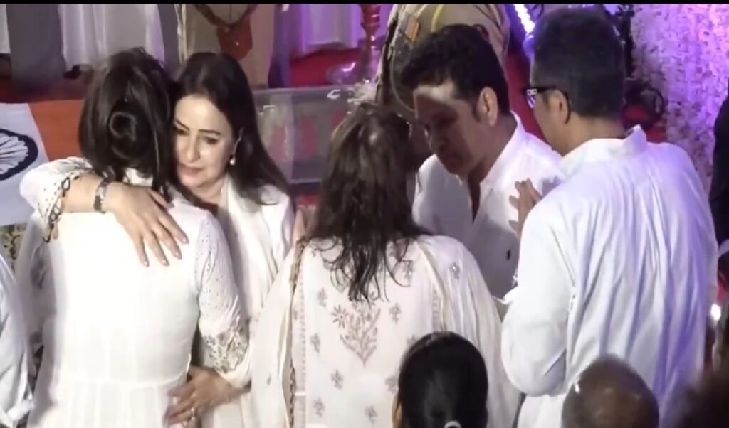 गायिका आशा भोसले को सचिन तेंदुलकर ने नम आखों से दी विदाई, वीडियो हो रहा वायरल