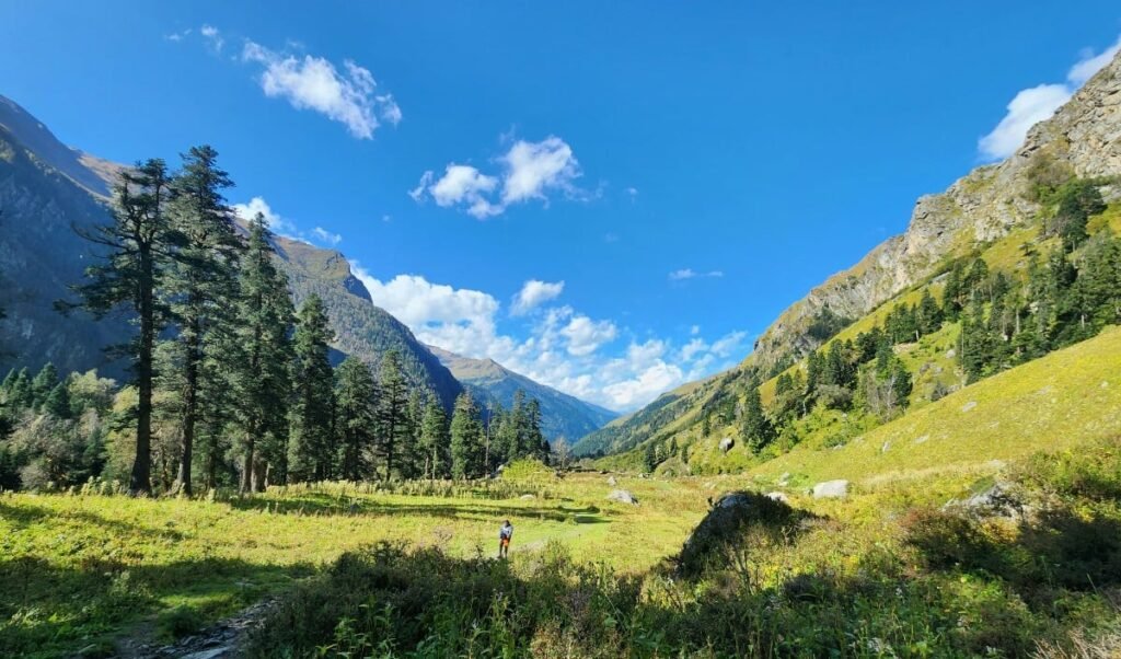 पहाड़ों में चाहिए Peace और सुकून? Summer Vacation के लिए बेस्ट हैं उत्तराखंड की ये 5 Offbeat Destinations