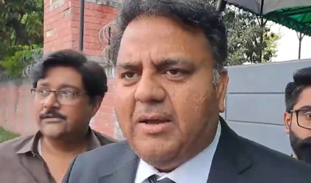 पाकिस्तान की सत्ता का 'सच'! Fawad Chaudhry का दावा- मुनीर ही हैं असली बॉस, शहबाज़ को अमेरिका ने किया दरकिनार पाकिस्तान की सत्ता का 'सच'! Fawad Chaudhry का दावा- मुनीर ही हैं असली बॉस, शहबाज़ को अमेरिका ने किया दरकिनार