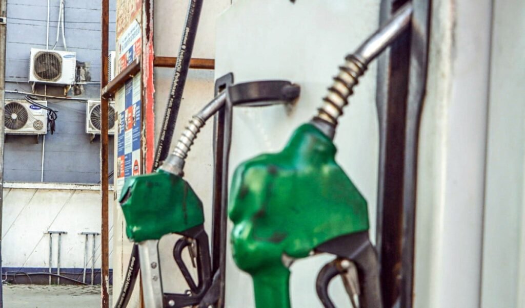 पाकिस्तान में महंगाई का बड़ा विस्फोट: पेट्रोल ₹458 और डीजल ₹520 के पार, वैश्विक युद्ध का असर