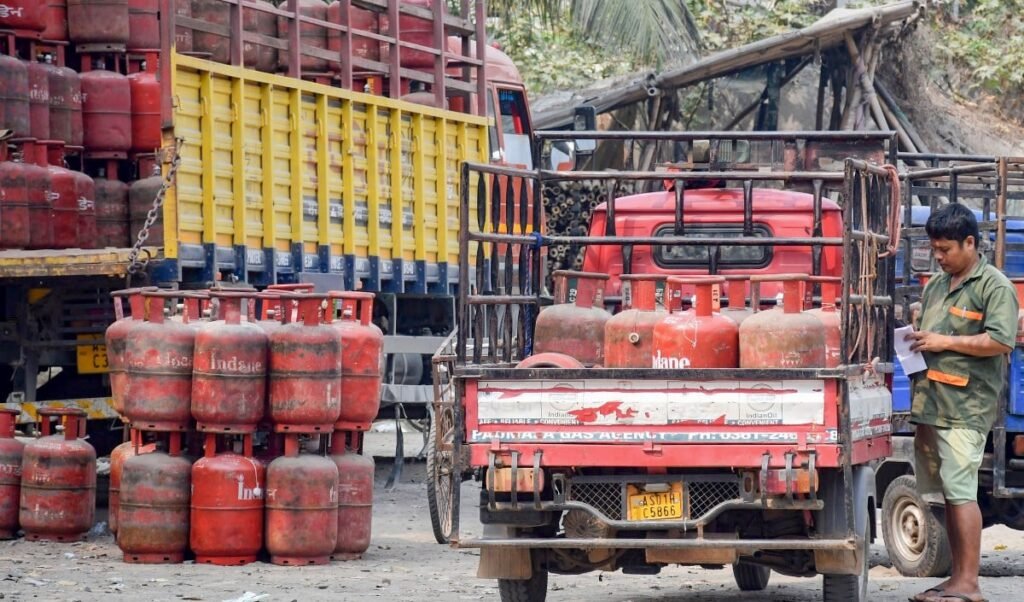 प्रवासी मज़दूरों को बड़ी राहत: सरकार ने 5kg LPG सिलेंडरों का कोटा किया दोगुना, नहीं पड़ेगी पते के प्रमाण की ज़रूरत