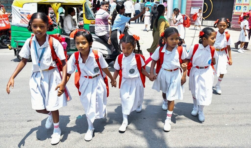 बच्चों को भीषण गर्मी से बचाने की कवायद, Ghaziabad में बदला स्कूलों का समय