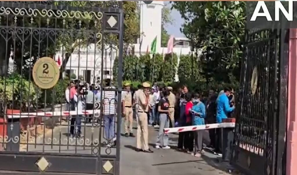 बैरिकेड तोड़कर दिल्ली विधानसभा में अंदर घुस गई कार, स्पीकर के कमरे के बाहर रखा गुलदस्ता और फिर…Video वायरल