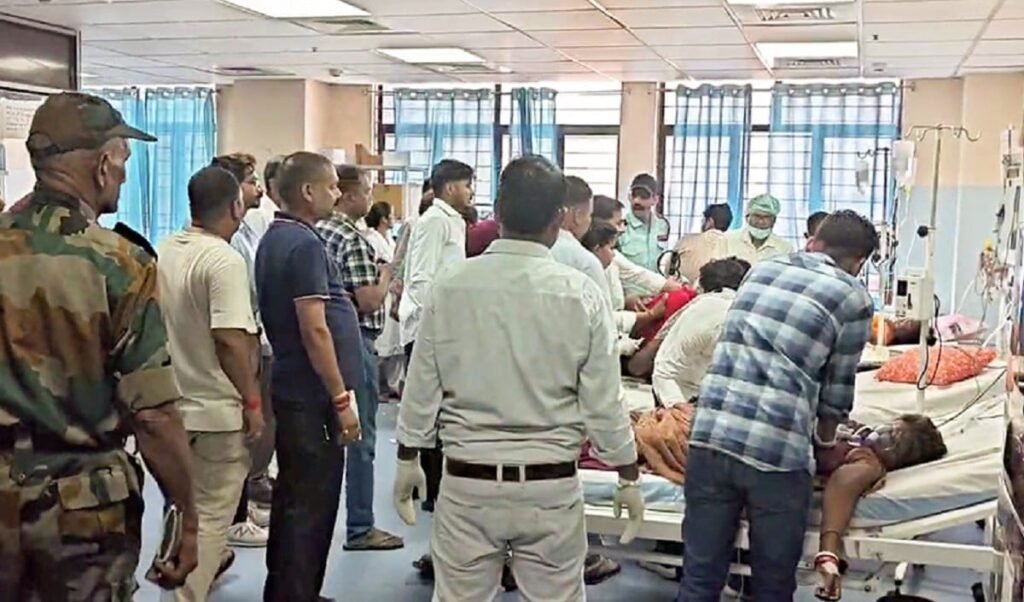 मेरठ में कोहराम: जहरीली शराब ने ली तीन की जान, परिजनों का अस्पताल में भारी हंगामा