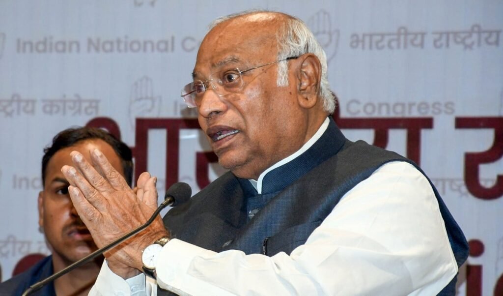 ‘मोदी नफरत की राजनीति पर फलते-फूलते हैं, बंगाल को अब विकास का मॉडल चाहिए’: मल्लिकार्जुन खरगे | Bengal Elections 2026 ‘मोदी नफरत की राजनीति पर फलते-फूलते हैं, बंगाल को अब विकास का मॉडल चाहिए’: मल्लिकार्जुन खरगे | Bengal Elections 2026