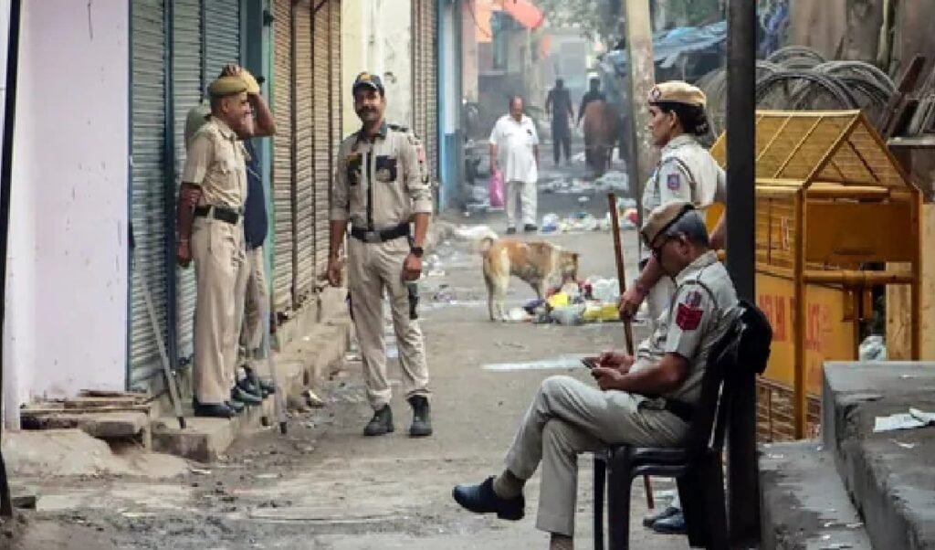 राजधानी Delhi के Vasant Enclave में गुंडाराज, Army Brigadier को टोकना पड़ा भारी, 2 Arrested राजधानी Delhi के Vasant Enclave में गुंडाराज, Army Brigadier को टोकना पड़ा भारी, 2 Arrested