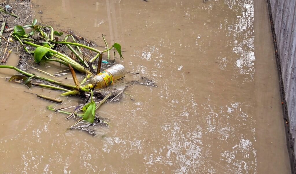 18 dead in floods in kenya 54000 families affected