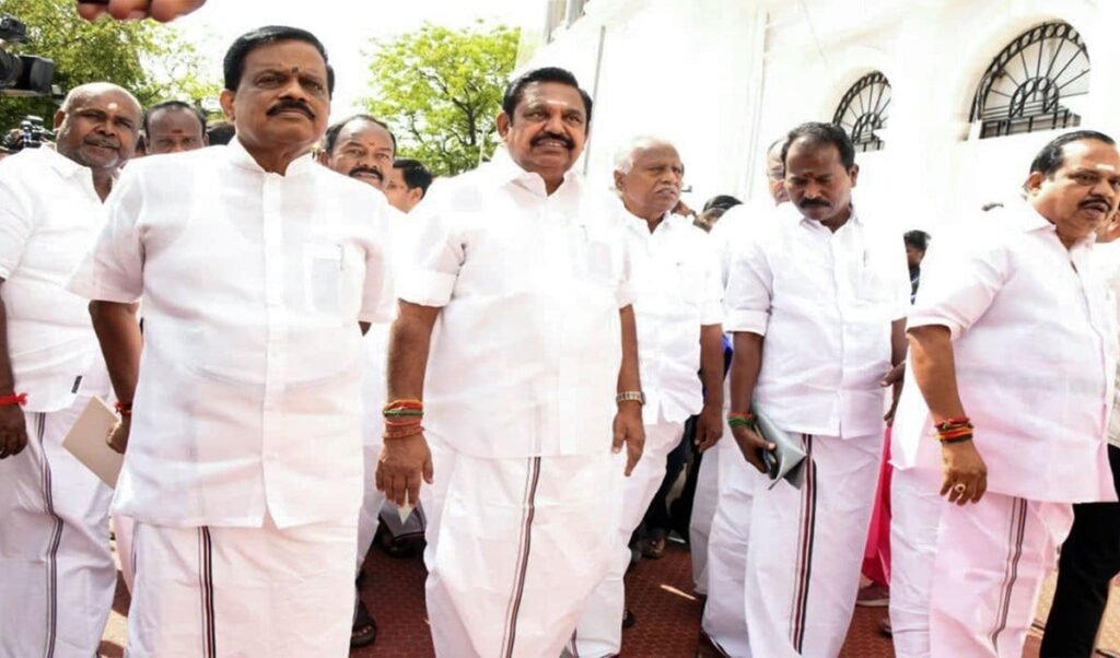 AIADMK में खत्म हुई बगावत! EPS खेमे में लौटे बागी विधायक, Velumani बोले- सारे मतभेद सुलझे AIADMK में खत्म हुई बगावत! EPS खेमे में लौटे बागी विधायक, Velumani बोले- सारे मतभेद सुलझे