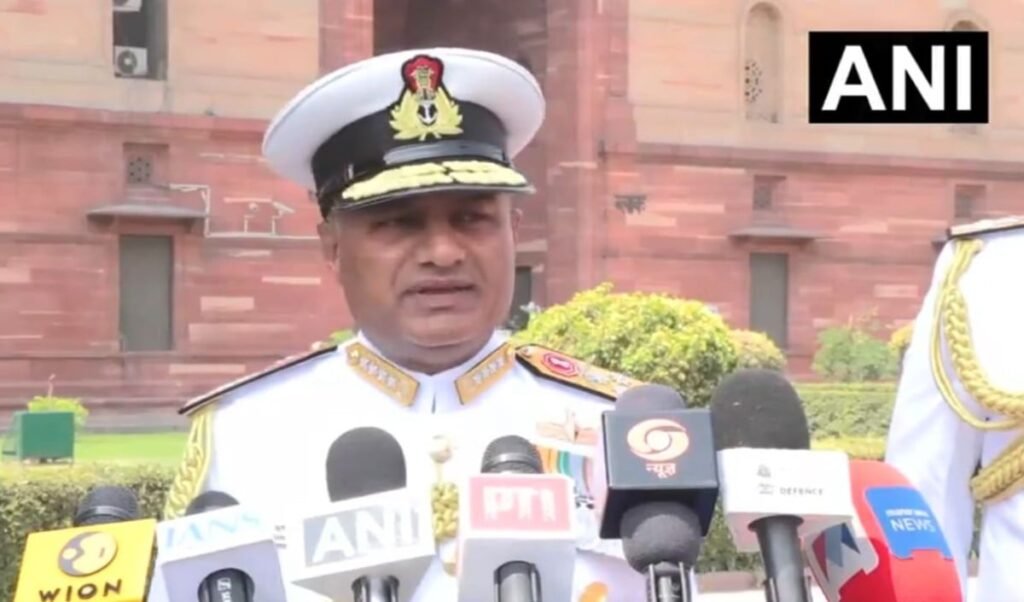 Admiral Krishna Swaminathan बने नए नौसेना प्रमुख, कहा- चुनौतियों के बीच नौसेना को तैयार रखना प्राथमिकता Admiral Krishna Swaminathan बने नए नौसेना प्रमुख, कहा- चुनौतियों के बीच नौसेना को तैयार रखना प्राथमिकता