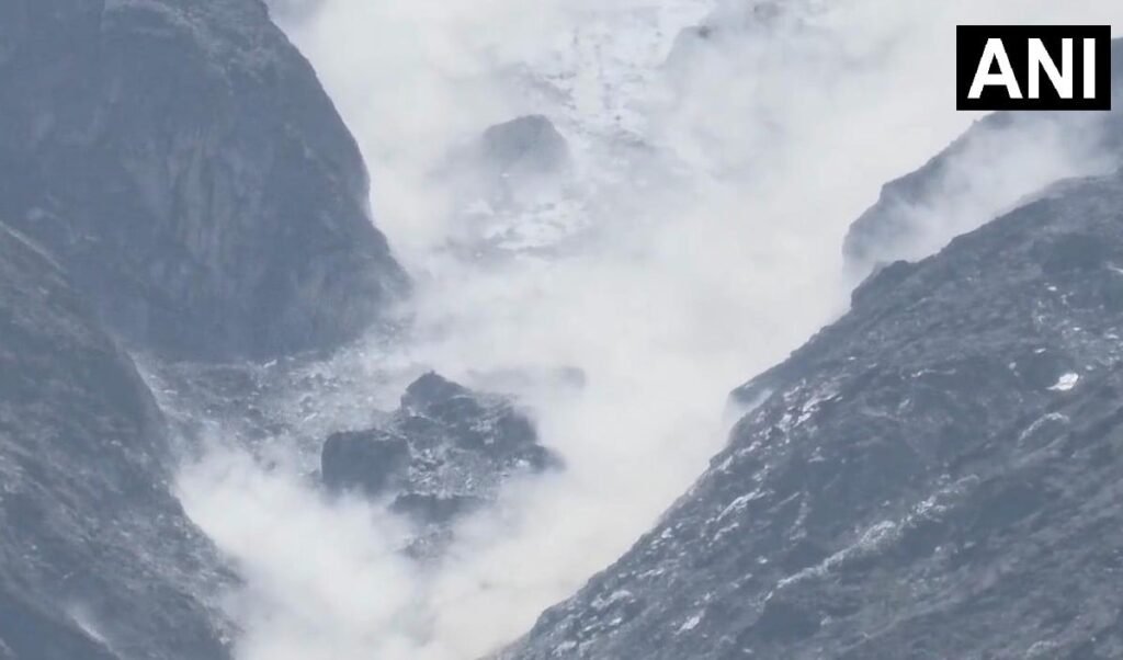 Badrinath Dham के पास Glacier गिरने से मची अफरा-तफरी, कोई नुकसान नहीं Badrinath Dham के पास Glacier गिरने से मची अफरा-तफरी, कोई नुकसान नहीं