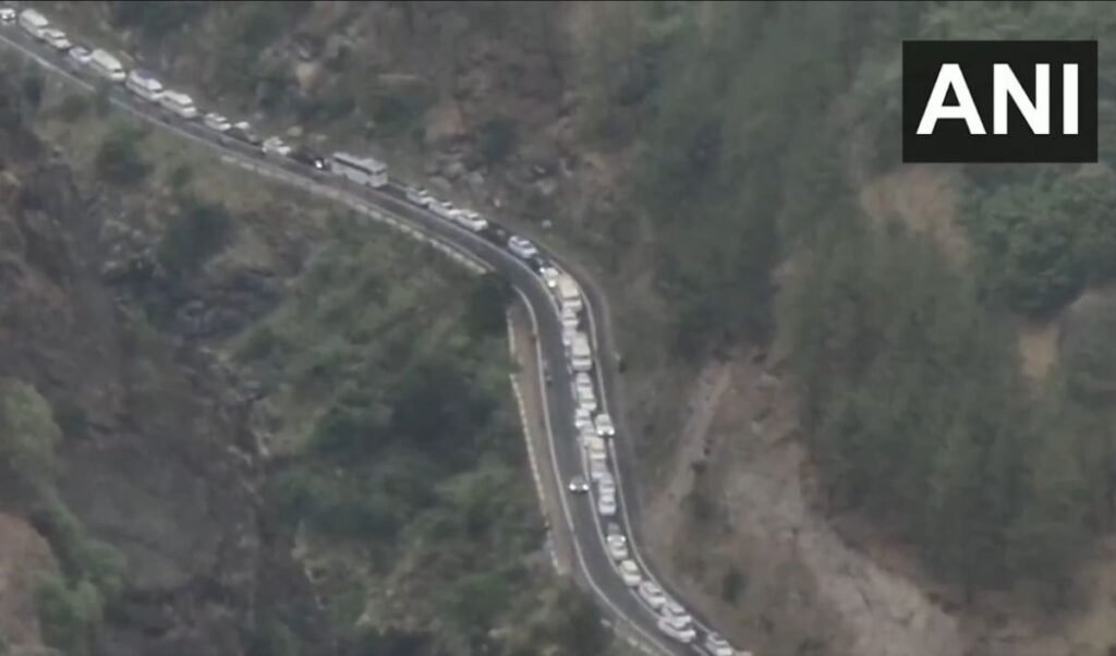 Badrinath National Highway पर लगा भारी जाम, ट्रैफिक संभालने के लिए ‘टोकन गेट सिस्टम’ शुरू