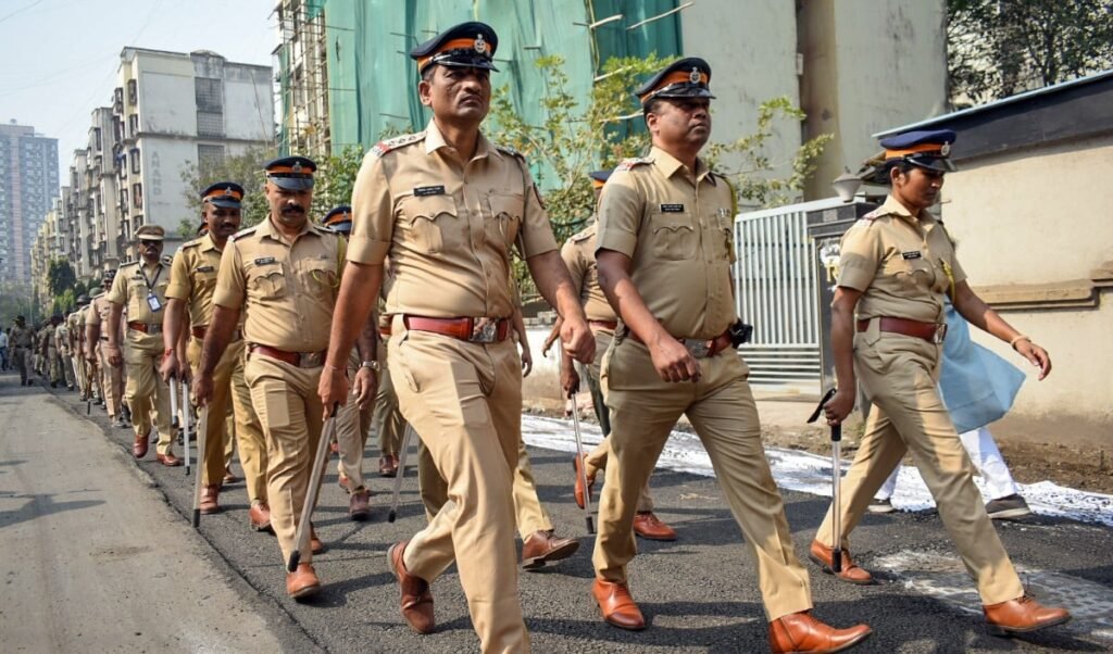 Bakrid 2026 को लेकर Mumbai Police अलर्ट, संवेदनशील इलाकों में कड़ी निगरानी, 12,000 से ज़्यादा सुरक्षाकर्मी तैनात Bakrid 2026 को लेकर Mumbai Police अलर्ट, संवेदनशील इलाकों में कड़ी निगरानी, 12,000 से ज़्यादा सुरक्षाकर्मी तैनात