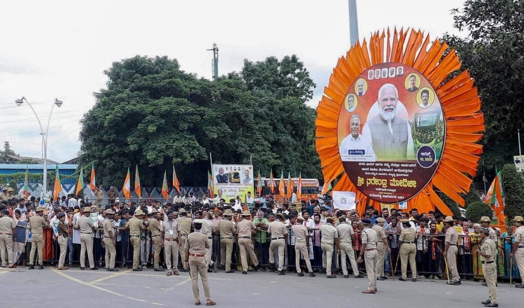 Bengaluru में PM Modi के रूट पर विस्फोटक! बड़ी लापरवाही पर 6 पुलिसकर्मियों पर गिरी गाज Bengaluru में PM Modi के रूट पर विस्फोटक! बड़ी लापरवाही पर 6 पुलिसकर्मियों पर गिरी गाज