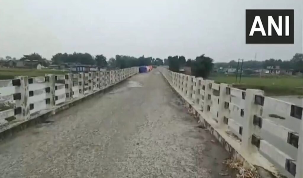 Bihar Bridge Crack: 7 करोड़ का पुल 4 साल में ही धंसा, Corruption को लेकर सड़क पर उतरे लोग