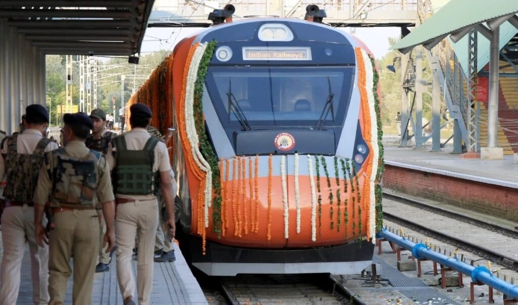 Bihar Train Attack: मुजफ्फरपुर में Vande Bharat Express समेत 3 ट्रेनों पर पथराव, खिड़कियों के शीशे टूटे Bihar Train Attack: मुजफ्फरपुर में Vande Bharat Express समेत 3 ट्रेनों पर पथराव, खिड़कियों के शीशे टूटे