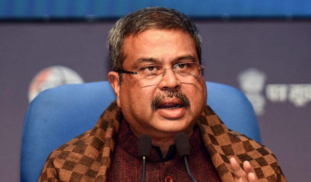 CBSE भुगतान से जुड़ी मुश्किलें होंगी खत्म, Dharmendra Pradhan ने Bank अधिकारियों संग की बैठक