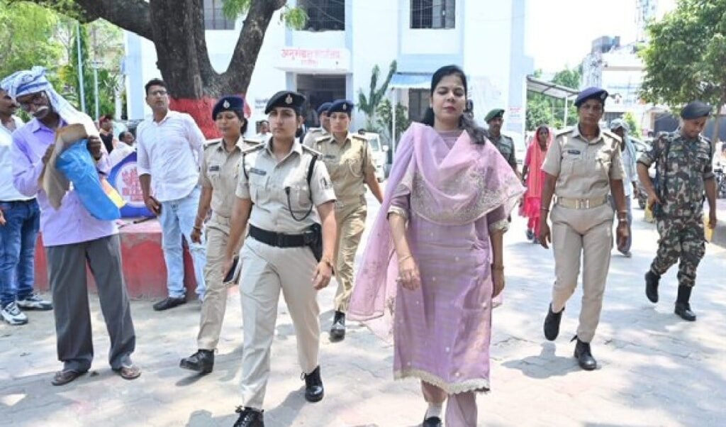 CM की अपील पर Vaishali में Action, सरकारी गाड़ी छोड़ पैदल ऑफिस पहुंचीं DM Varsha Singh