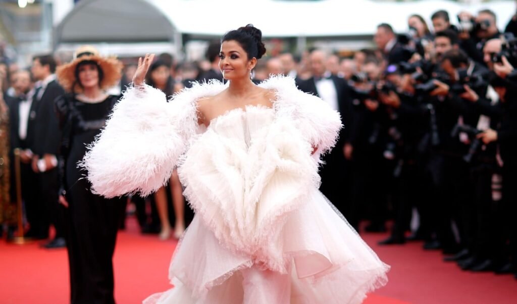 Cannes 2026 | रॉयल ब्लू गाउन में Aishwarya Rai Bachchan का जलवा! वायरल हुईं तस्वीरें, डिज़ाइनर ने बताया क्यों खास है यह 'Luminara' ऑउटफिट